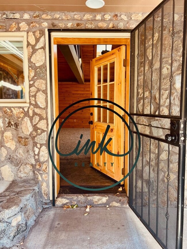 Photo - Charming Cabin-Style Home with Stunning To...