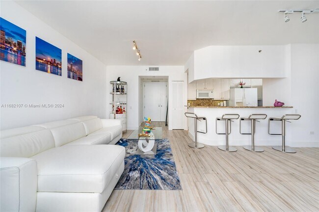 Photo - 808 Brickell Key Dr
