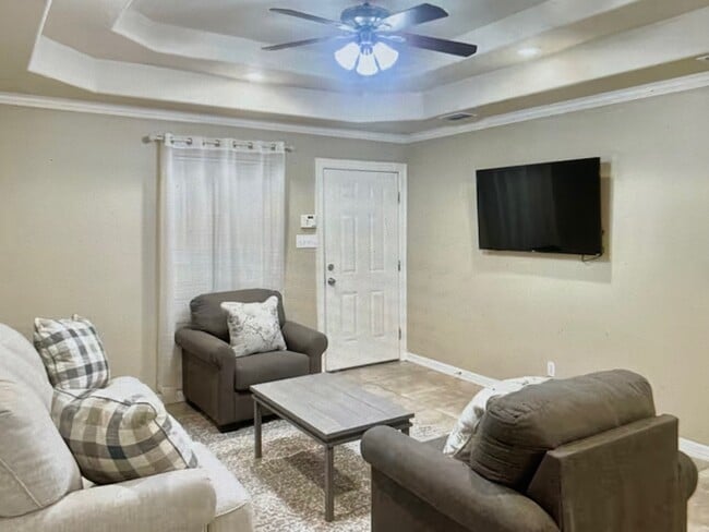 distribución espaciosa - 3607 Sheraton Ave Unidad B