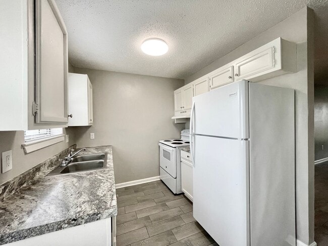 Photo - TOWNHOME 2BR MOVE IN READY! $995 Unidad 12023 Roddy Rd -3