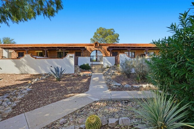 Building Photo - Charming Furnished, 55+ Community in Green Valley! Unit B