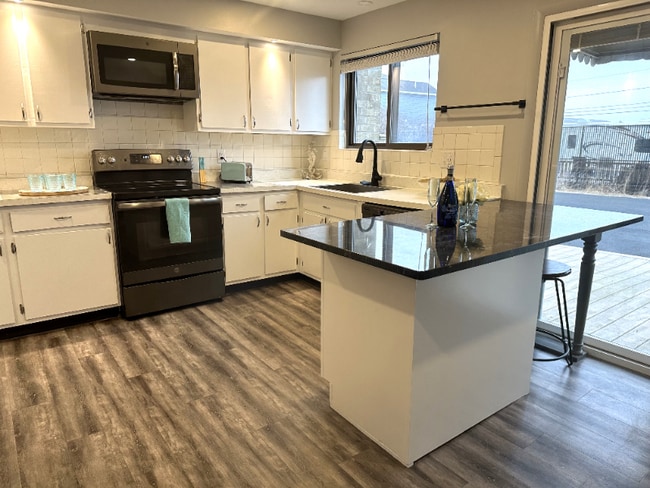 Photo - 275 North End Blvd