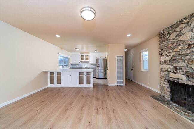 Photo - 877 Miller Ave