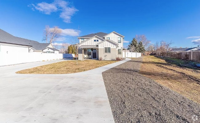 Building Photo - Perfect location 3 bed 2.5 bath Townhouse.