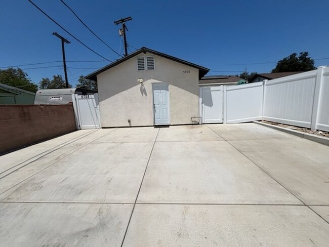 Building Photo - 5704 Wisteria Dr Unit 3