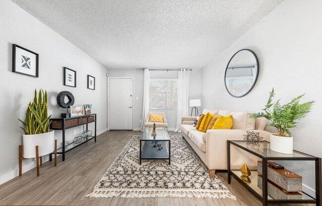 Building Photo - 2025 W Indian School Rd Unit St