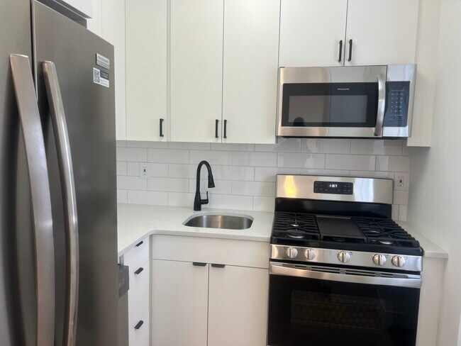 Building Photo - 10 Gates St Unit 3