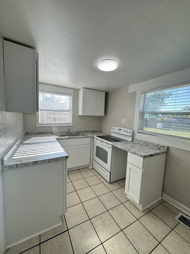 4262 Greenwood Ave