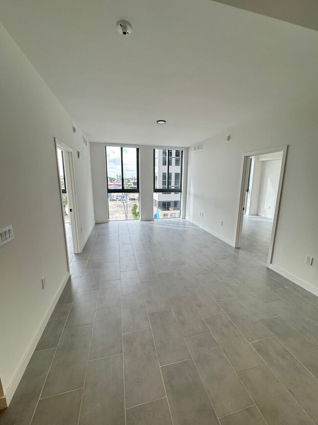 LIVING ROOM - 275 NE 18th St Unit PH-5