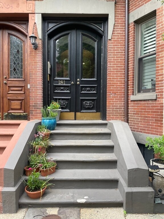 Building Photo - 181 Warren Ave Unit 3