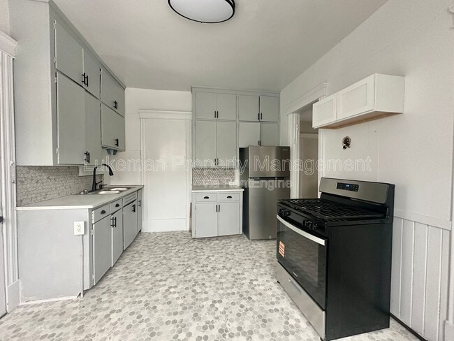 Building Photo - 515 Village St