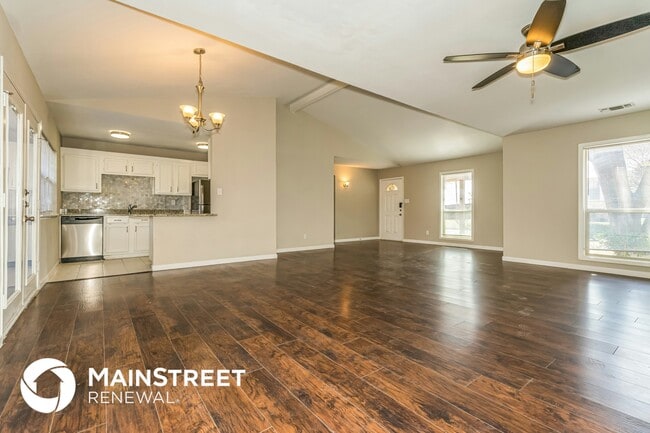 Photo - 527 Red Oak Dr