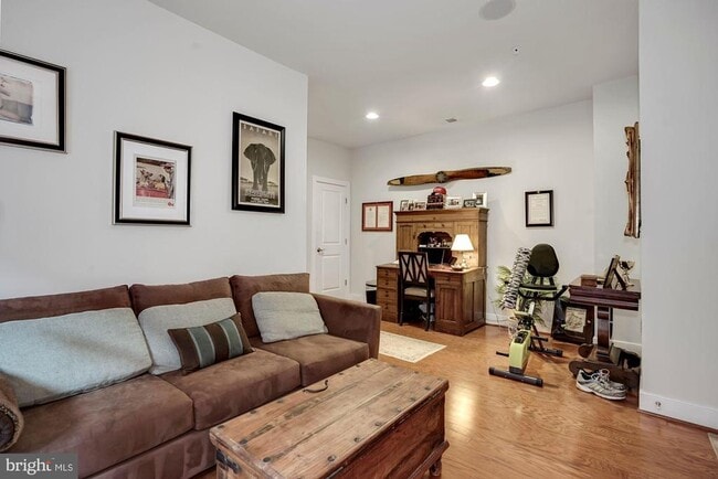 Photo - 617 E Custis Ave