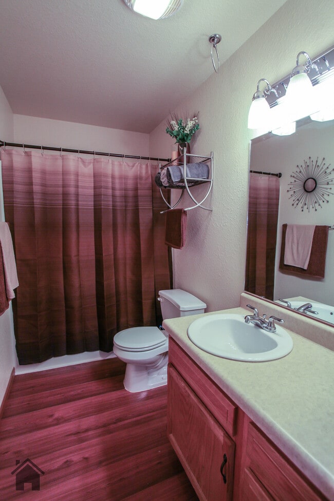**FENCED YARD**BEDROOMS W/LVP FLOORING Ava... - **FENCED YARD**BEDROOMS W/LVP FLOORING Ava... House