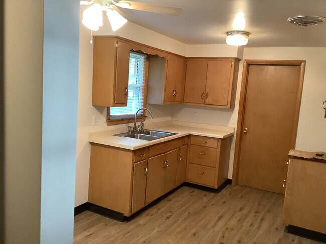 Cocina - 835 Neufeld St