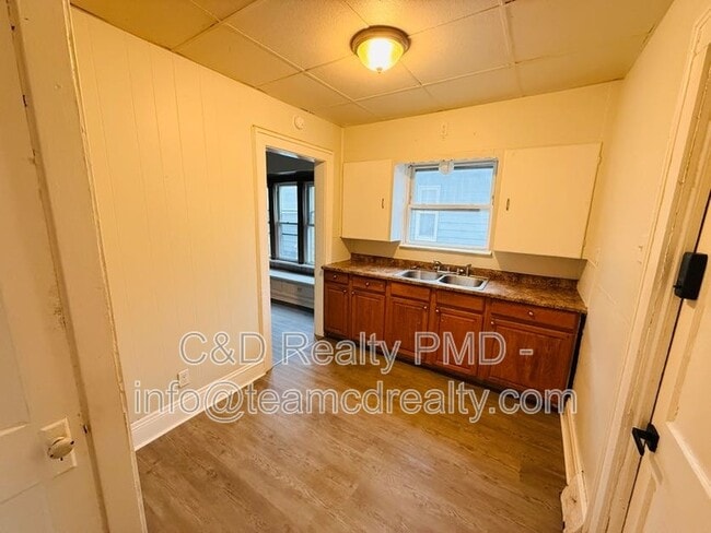 Photo - 9302 Rosewood Ave