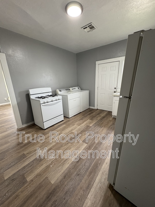 Photo - 225 N Hope Ave