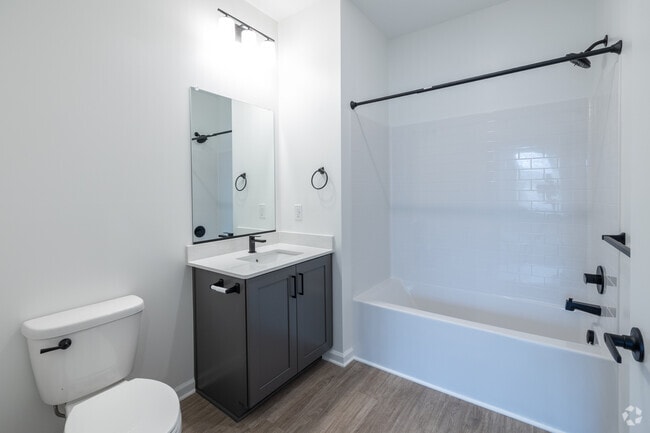 1BR, 1BA - 679SF - Bathroom