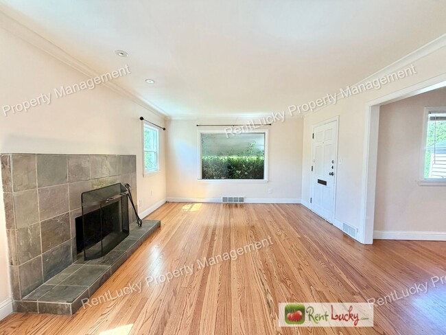 Photo - 2130 Montvale Pl W