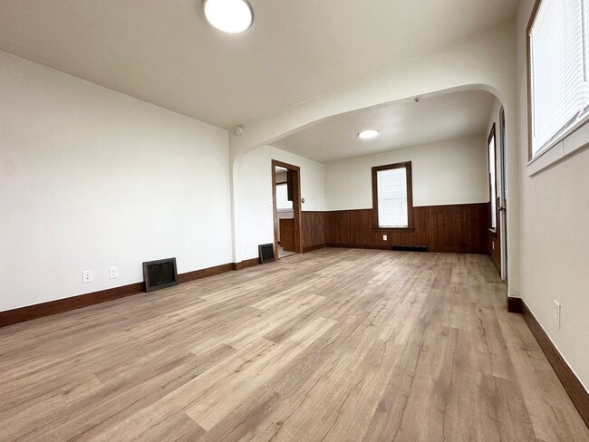 Building Photo - 1824 22nd St Unit Lower