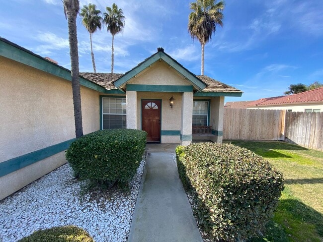 Building Photo - Beat the heat in North Hanford, Central air, and pool!
