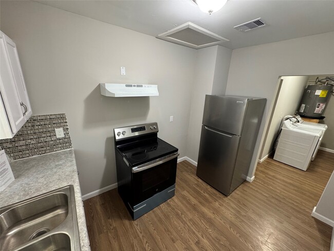 Photo - 3231 Holman St