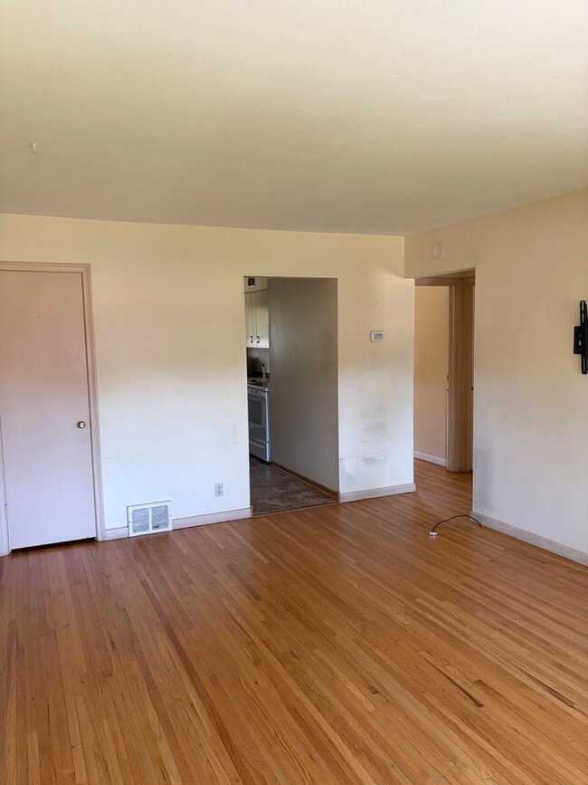 Photo - 704 Robinwood Ln