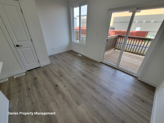 Photo - 2710-2766 66 St SW