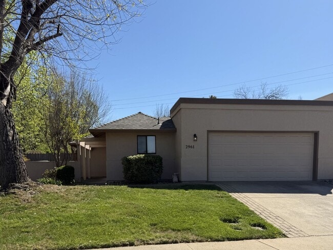 Building Photo - 3 bedroom Townhouse in East Redding