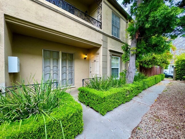 Photo - Charming Large 1 Bed with a Huge Private Patio Unidad 815 N Croft Ave ACTIVE
