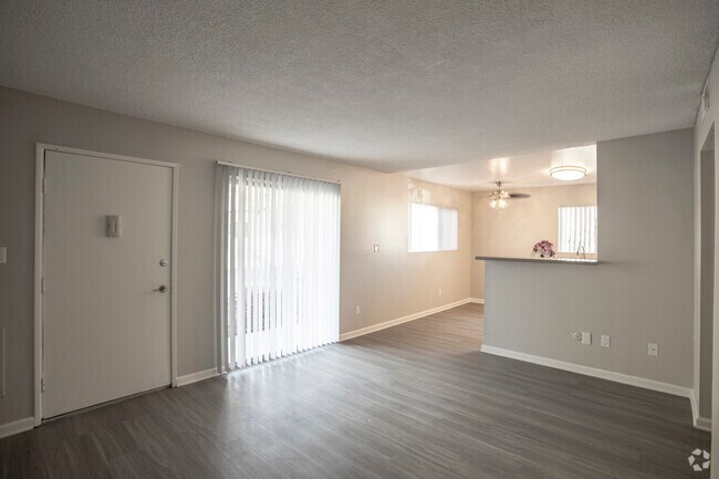 2 BR, 2 BA- 950 SF
