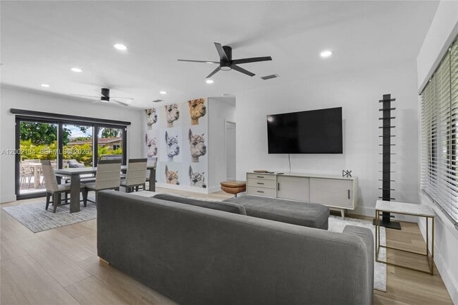 Photo - 811 NE 17th Ct