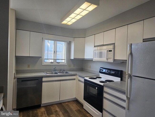 Photo - 19 Henlopen Gardens