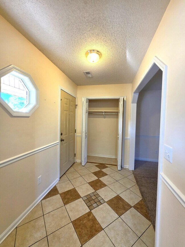 Photo - 450 Derek Dr