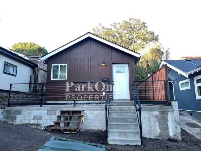 Building Photo - 1012 Merrithew Dr