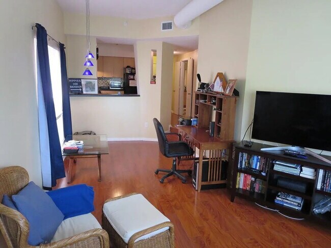 "Charming 1-Bedroom Retreat in Tampa's Heart – 721 Sq Ft of Comfort!"