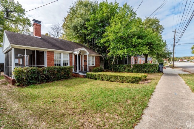 Building Photo - Charming 2 bed/1 bath brick cottage on Cen... Rental