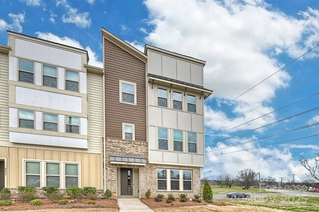 Photo - 2635 Statesville Ave