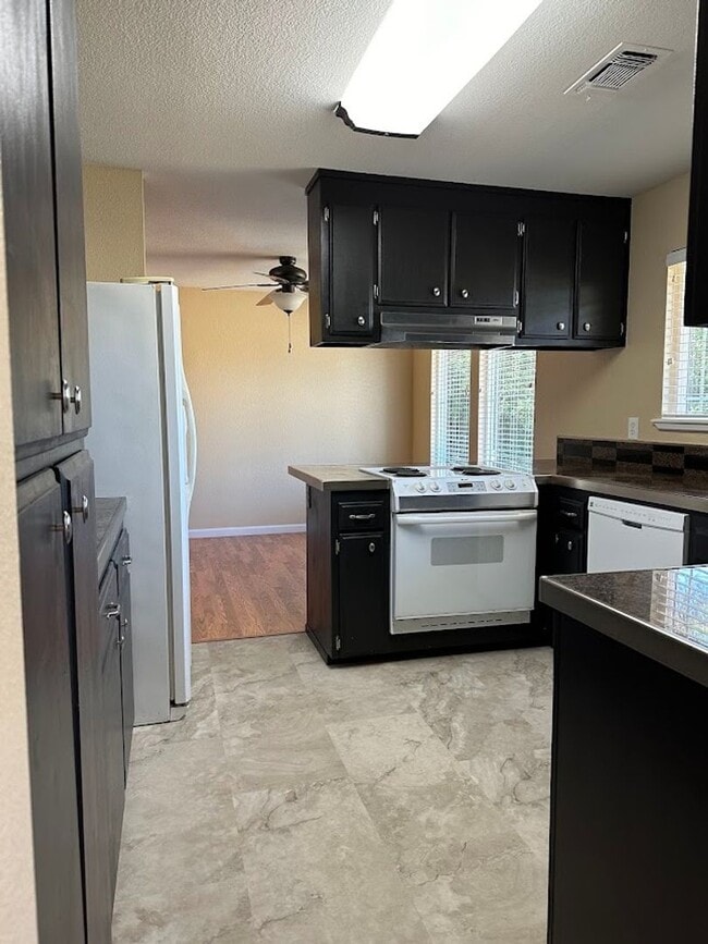 Photo - Well maintained home in desireable Cottonwood neighborhood.