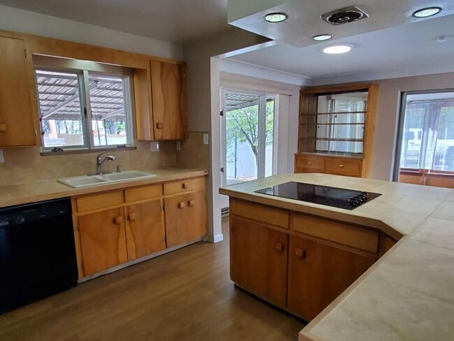 Photo - 128 Yale Pl