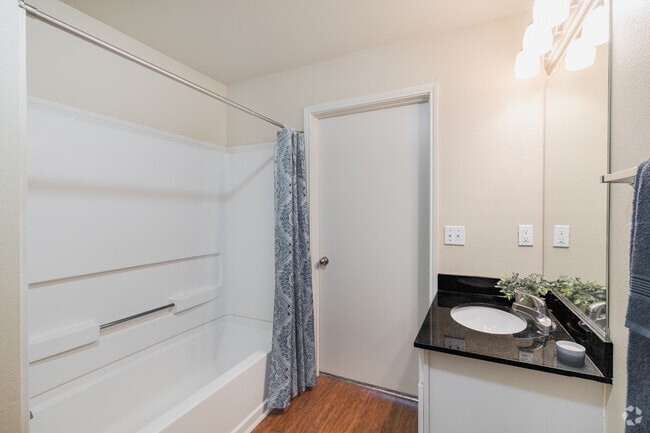 2BR, 2BA - 940SF - Primary Bathroom