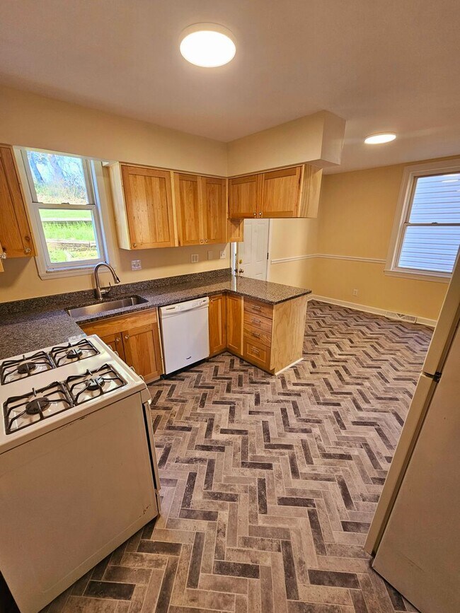 Building Photo - 507-507 Russellwood Ave Unit 507 Russellwood Ave Rental