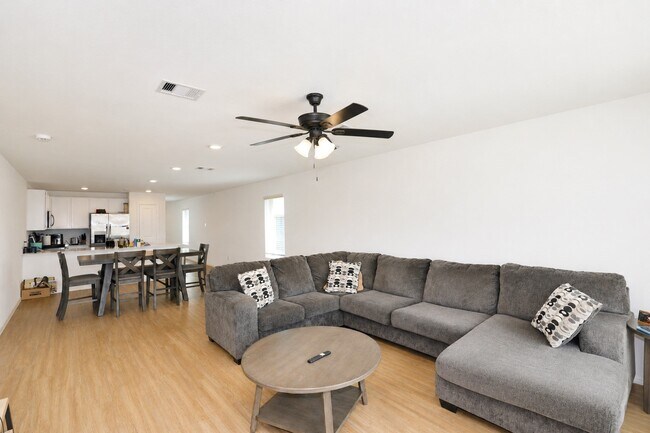 Building Photo - 7430 Clover Chase Dr