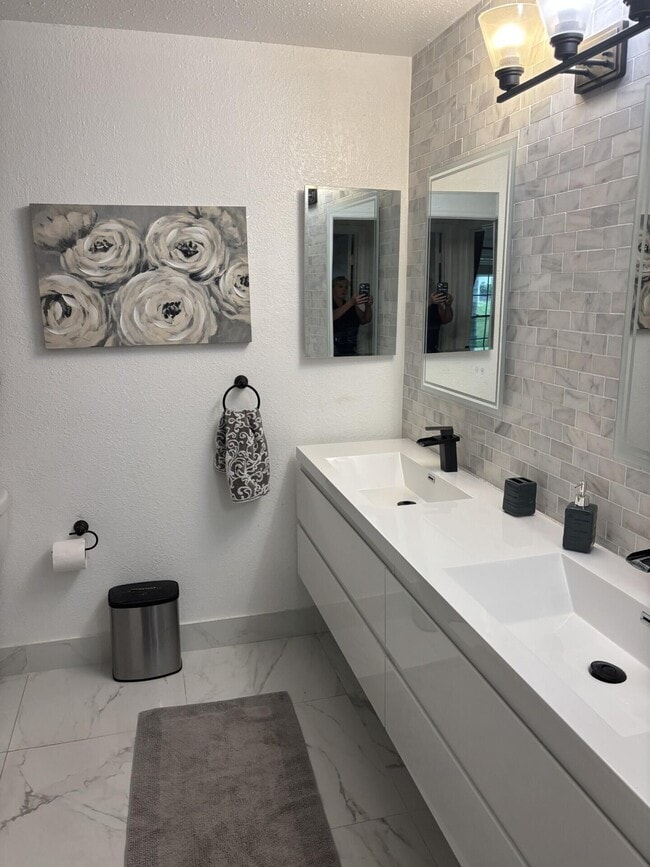 Photo - 5048 Heatherhill Ln