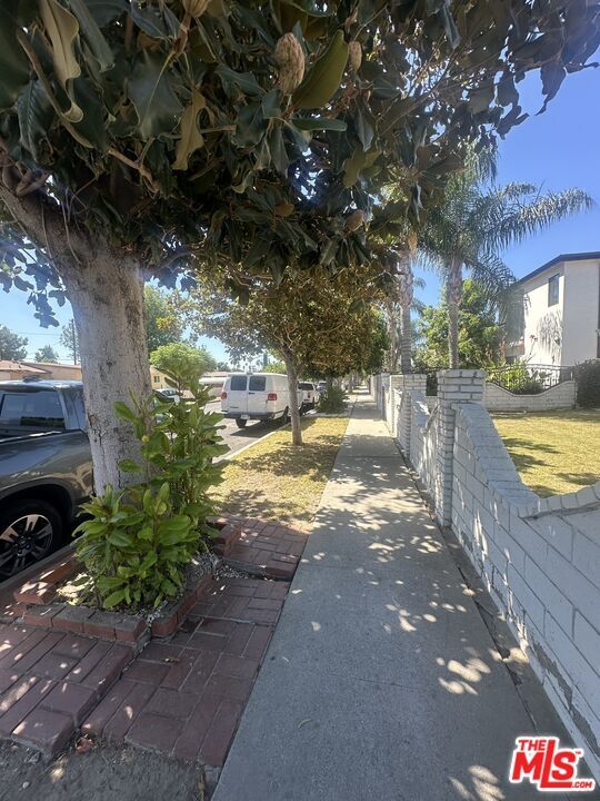 7359 Amestoy Ave