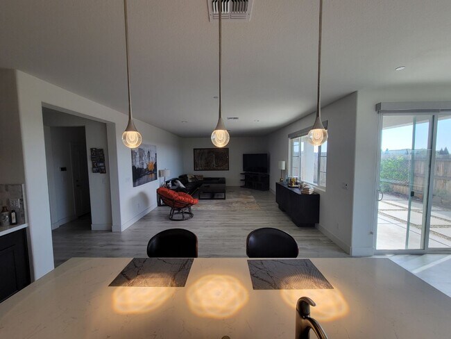 Photo - Beautiful 4/2/5 located in Lincoln w/ Sola...