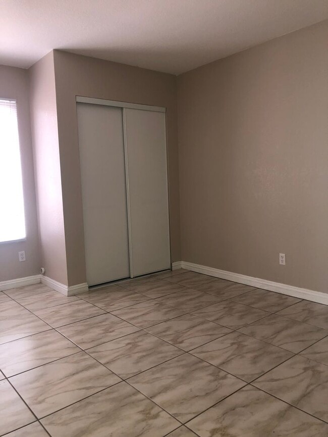 Photo - GORGEOUS SINGLE STORY HOME IN NORTH TOWN READY FOR YOU TO RENT !!