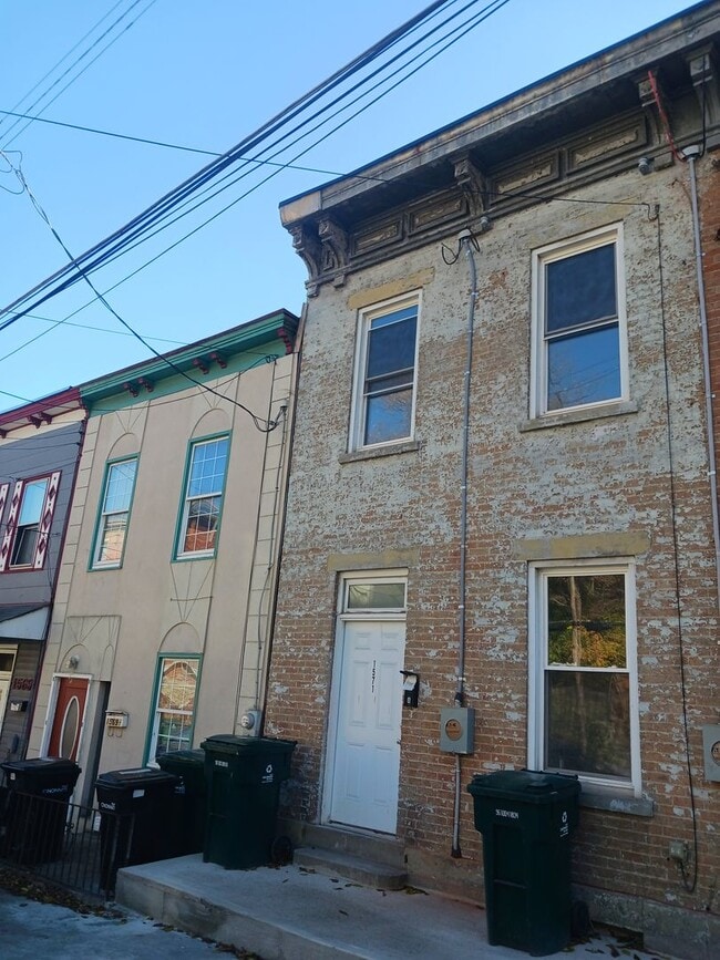 Building Photo - The Best of South Fairmount, cozy 3 bedroom 2 story townhouse