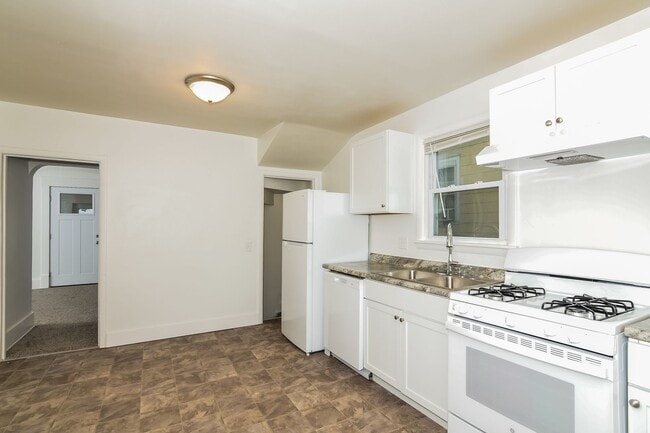 Building Photo - Newly Renovated Single Family Home - GREAT...