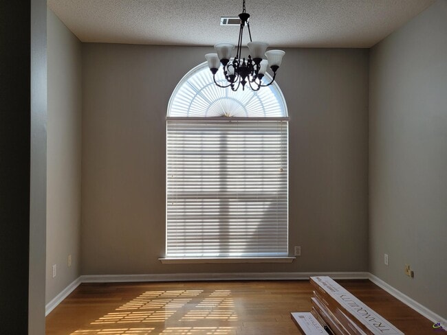 Photo - 608 Links View Dr